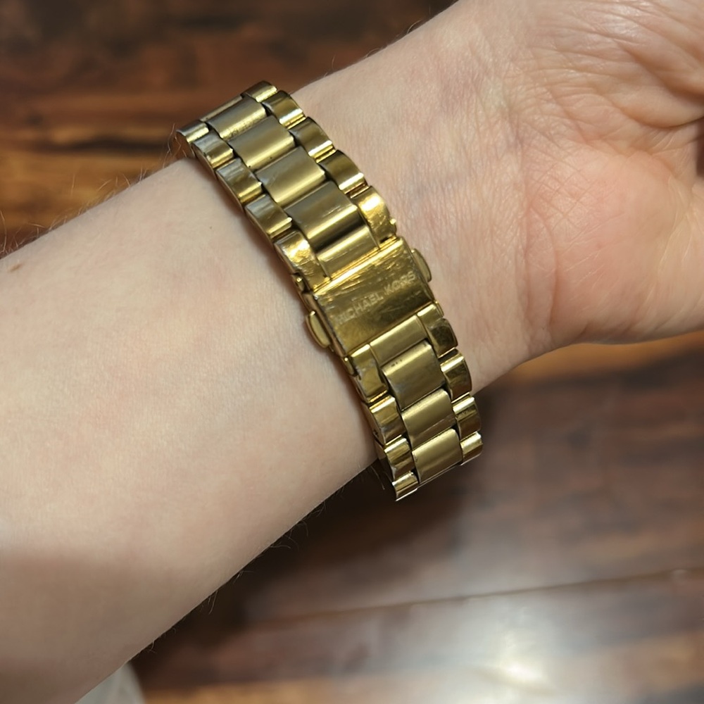 Michael Kors Women’s Watch Gold Tone - Picture 4 of 8